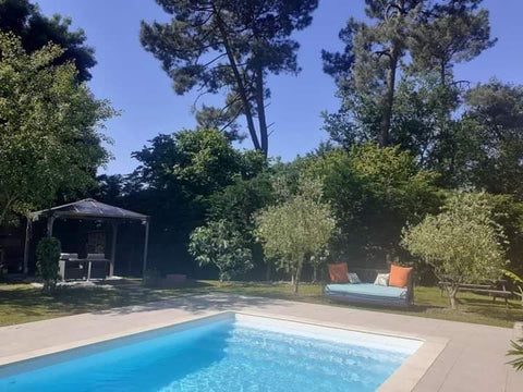 Lieu de repos, belle maison avec sa piscine et en seconde ligne. Idéale pour se  Bordeaux, France Maison au calme avec sa Piscine et son Jacuzzi Entire villa vacation rental 52235874