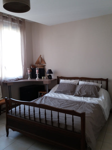 Profitez d'un espace calme, non fumeur, d'un jardin agrėable à deux pas de toute  Chambre confort quartier calme à 5 mn du tram. Private room in townhouse vacation rental 50162835