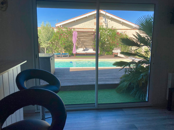 Idéalement située à 5 mn en voiture des sorties 42 ou 43 de l'A10, à 15 mn en vo Ambarès-et-Lagrave, France Love-room avec piscine… Private room in bed and breakfast vacation rental 642393508941124110