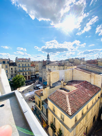 L'appartement se situe au 3eme étage ( escalier) d'un immeuble en Pierre dans le Bordeaux, France T2 hyper centre place fernand laffargue Entire rental unit vacation rental 670721560589890541