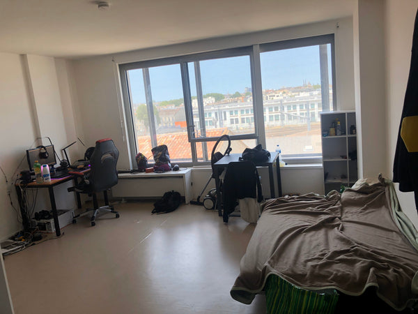 C’est un appartement complet de 35m2, avec frigo, four-micro-onde, ustensiles de Bordeaux, France Appartement entier 35m2 quartier Gare Saint Jean Entire condo vacation rental 36595258