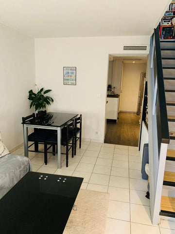 Ce logement parfaitement situé offre un accès facile au coeur de Bordeaux: <br / Bordeaux, France Face à la gare de Bordeaux : appartement résidence Entire condo vacation rental 50820791