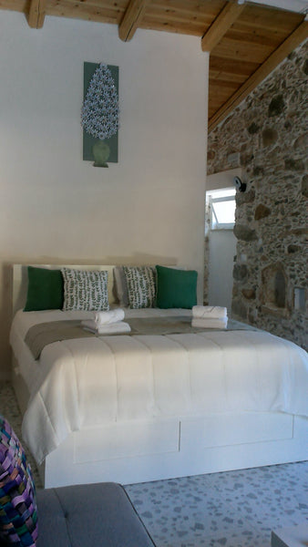 Face à une magnifique vue sur la montagne.  Notre maison d'hôtes de 290m2 vous a Velaux, France Cocooning blue house Ch5 Private room in bed and breakfast vacation rental 667905145286907173