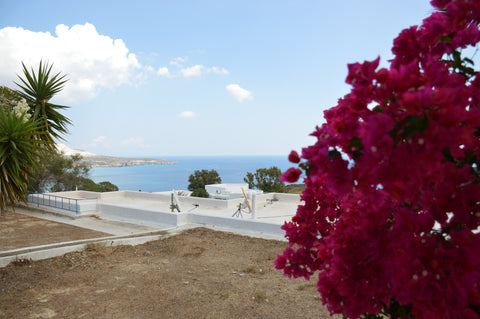 A lovely modern apartment, on a cliff overlooking the Aegean sea! It cosists of  Adamantas, Greece Maximo's house, overlooking the Aegean sea!! Cycladic home vacation rental 27321765