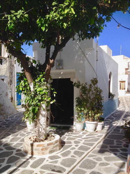 close of a pretty church and  orange trees, 50 metres from the beach and the sea Greece Petit studio entre orangers et mer A Parikia Entire rental unit vacation rental 25886657