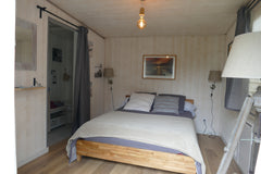 Un chalet de jardin indépendant tout en bois avec une jolie chambre et une salle Bordeaux, France Havre de paix aux portes de la ville Entire chalet vacation rental 28596859