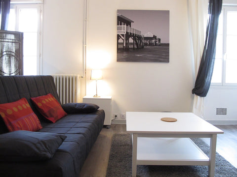 Très bel appartement tout juste rénové, il est au 1er et dernier étage, baigné d Bordeaux, France Appart D'ALZON T1 Bis 35m² Entire rental unit vacation rental 11195483