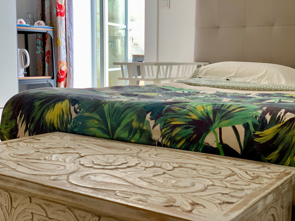 Chambre Bordeaux, est une chambre coté  cours de la maison, avec sa grande terra  Bordeaux- TANG Home Bordeaux Hyper Cente Private room in loft vacation rental 52130459