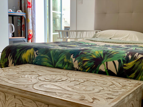 Chambre Bordeaux, est une chambre coté  cours de la maison, avec sa grande terra  Bordeaux- TANG Home Bordeaux Hyper Cente Private room in loft vacation rental 52130459