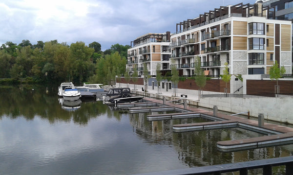 We offer a charming apartment with a river view, balcony and its own marina. Par Prague, Czechia Lovely riverview flat with a balcony and a marina Entire rental unit vacation rental 167878