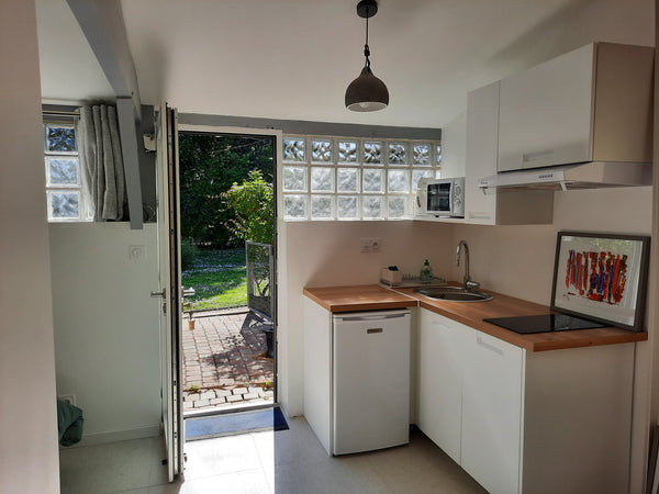 Détendez-vous dans ce logement calme, refait à neuf en plein cœur d'un parc.<br  Bordeaux, France Adorable studio avec jardin et parking privatif. Entire guesthouse vacation rental 622804481218019452