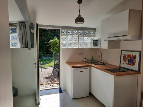 Détendez-vous dans ce logement calme, refait à neuf en plein cœur d'un parc.<br  Bordeaux, France Adorable studio avec jardin et parking privatif. Entire guesthouse vacation rental 622804481218019452