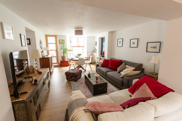 Apartment on the ground floor with 2 bedrooms close to local shops…<br /><br /><  Furnished Apartment Near Palais de la Justice With Entire rental unit vacation rental 569983127069002072