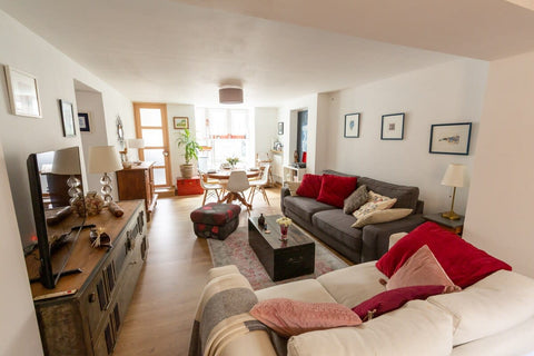 Apartment on the ground floor with 2 bedrooms close to local shops…<br /><br /><  Furnished Apartment Near Palais de la Justice With Entire rental unit vacation rental 569983127069002072