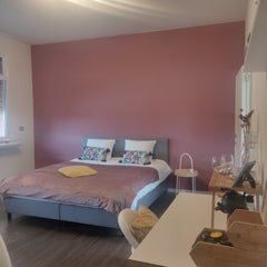 Een fleurige kamer met aparte douche en lavabo voorzien van alle basiscomfort.<b Antwerp, Belgium Tropical BOHO kamer met 70's badkamer (+parking) Private room in townhouse vacation rental 619242232656114358