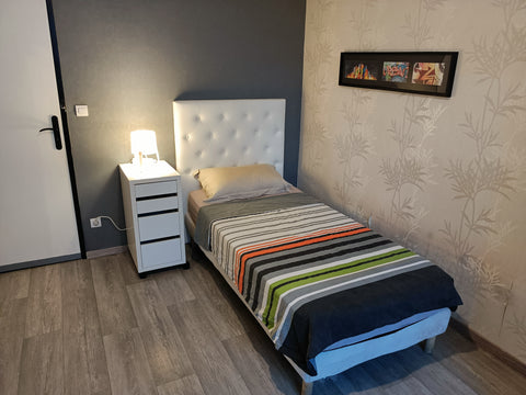 A moins de 15 minutes des universités , l'immeuble est situer à 10 minutes a pie France Chambre (3)  Pessac Private room in condo vacation rental 45077582