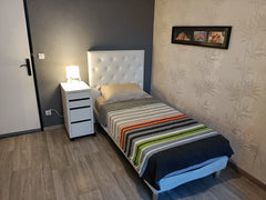 A moins de 15 minutes des universités , l'immeuble est situer à 10 minutes a pie France Chambre (3)  Pessac Private room in condo vacation rental 45077582