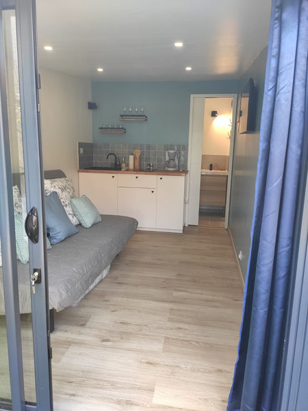 Charmante petite suite privée de 13m2 comprenant une salle de bain independante   Ravissante petite suite privée avec terrasse, parking gratuit et tram à proximité Entire guest suite vacation rental 52169264