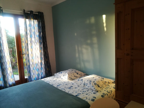 Chambre privée calme dans grande maison proche aéroport. Convient pour déplaceme Pessac, France Chambre bleue calme avec vue sur le jardin arboré Private room in home vacation rental 35680246