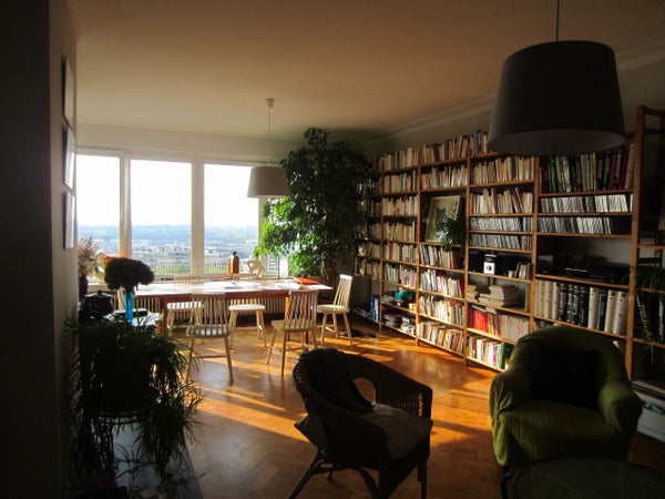 L'appartement fait 95 m2 et est extrêmement lumineux. <br />Il a une terrasse à  Forest, Belgium A 5' de Forest national : Grand et lumineux appart Entire rental unit vacation rental 15173929