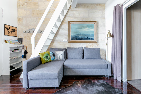 Contemplez la vue dégagée sur la Garonne, un verre à la main, dans cet apparteme  Élégance contemporaine dans un immeuble classé Entire rental unit vacation rental 34827023