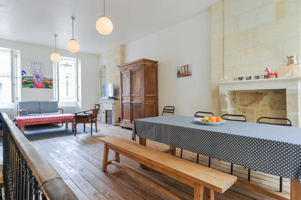 Spacious apartment located in Saint-Seurin, a charming and quiet 19th century, 8 Bordeaux, France Spacious apartment center of Bordeaux Entire rental unit vacation rental 4392763
