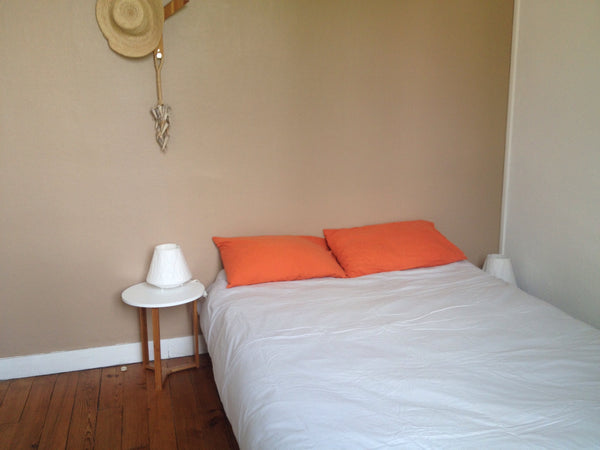 La chambre se situe à l'étage de ma propre maison que j'habite au rez de chaussé Le Bouscat, France Chambre privative dans une maison, vue sur jardin Private room in home vacation rental 11488501