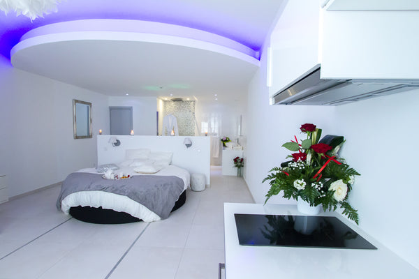 Le Paradis blanc est dans une décoration blanche et épurée, très romantique, lit  Chambre romantique avec jacuzzi privé Entire loft vacation rental 10586857