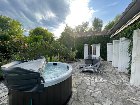 Jolie villa bordelaise située dans le Domaine privé de Salazard à Carbon-Blanc.< Liège, Belgium Villa & Jacuzzi / JARDIN de 3000m² Private room in villa vacation rental 620957242578543066