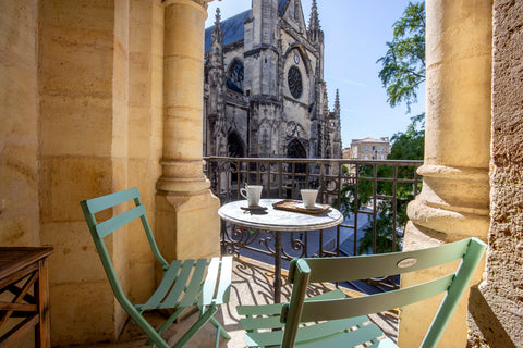 Come stay in this beautiful apartment with air-conditioning, located on Place Sa Bordeaux, France Historical Center with A-C, terrace & view Entire rental unit vacation rental 38422111