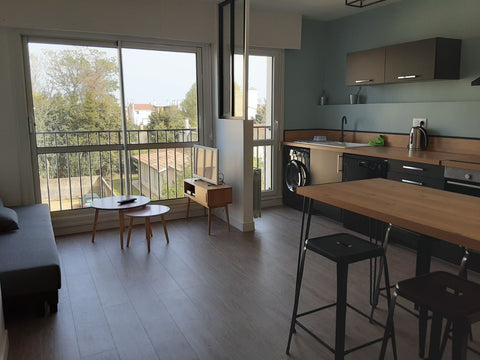 A quelques mètres du tram et des petits commerces, nous serons heureux de vous a  T2 Bordeaux/5min Centre Historique/Parfait Etat Entire rental unit vacation rental 48955639