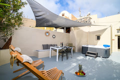 Υπόσκαφη βίλα με boho στοιχεία διακόσμισης ,μεγάλο σαλόνι που μπορούν να κοιμηθο Greece Premium villa with private veranda and jaccuzi Cycladic home vacation rental 25927014