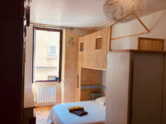 Cette maison typique du centre de Bordeaux de 1725, avec garage à vélo, trouve d Bordeaux, France Centre historique-parking gratuit-calme-climatisé Entire townhouse vacation rental 36572206