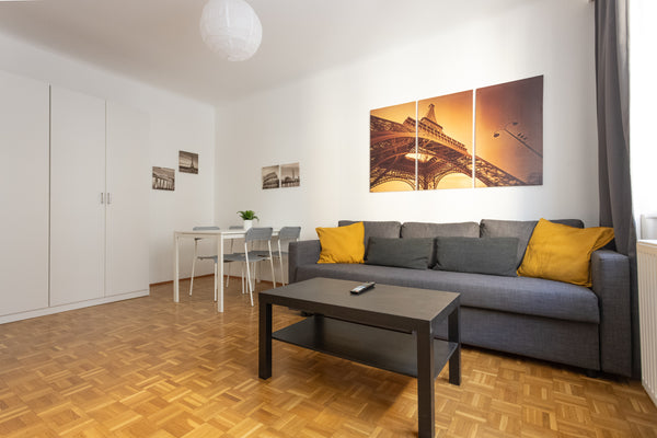 Helle und schöne Wohnung, 3 Zimmer (1 Wohnzimmer und 2 Schlafzimmer) sowie Küche Vienna, Austria Große City-Wohnung in Zentrums-Nähe Entire rental unit vacation rental 52750202