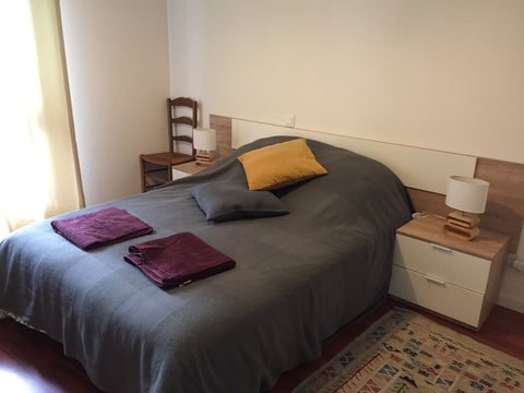 Chambre spacieuse de 13 m2, lumineuse et calme (sur cour) dans duplex de 115 m2  Bordeaux, France Au calme à deux pas de la gare. Sdb privée. Private room in condo vacation rental 29253302