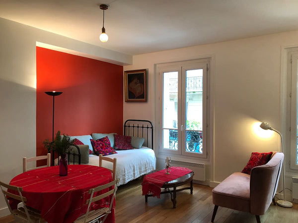 Un joli studio pour une ou deux personnes, dans notre appartement au cœur du qua Paris, France Charmant studio au sein de notre appartement Private room in rental unit vacation rental 24900174