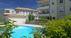 Résidence sécurisée avec piscine disposant d'un parking privé en un sous-sol. <b Lacanau, France Grand T2 avec piscine à 5min de Bordeaux Entire condo vacation rental 33386635