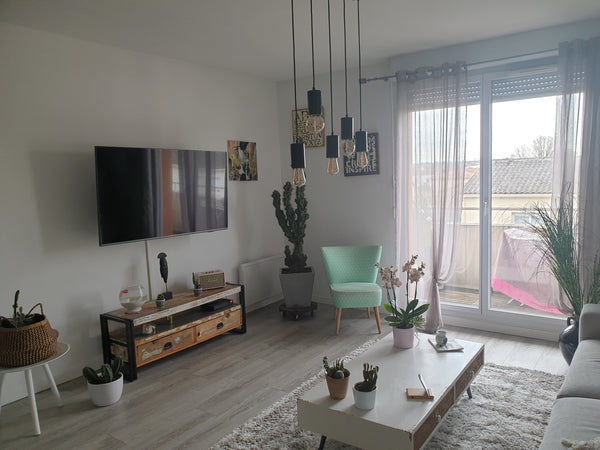 Joli appartement dans résidence au calme. Petite entrée avec 1 placard et cintre Bègles, France Joli T3, 63 m2, résidenc. piscine, 10 min BDX. Entire condo vacation rental 27900573