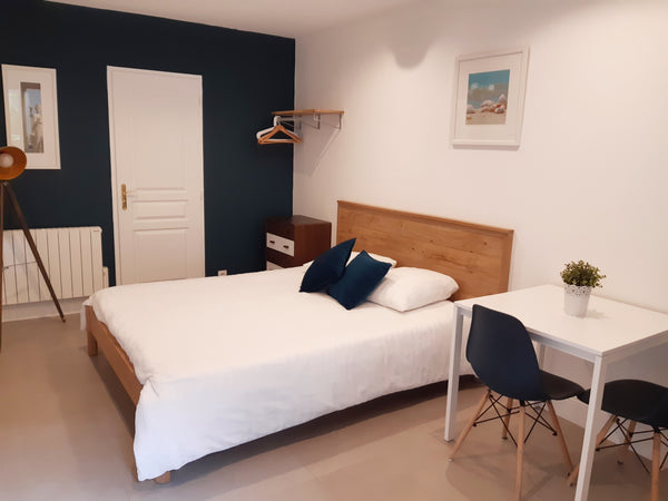 Avec entrée totalement indépendante et une salle d’eau privée, ce joli logement  Bordeaux, France Logement indépendant et privé proche Jardin Public Private room in home vacation rental 7276401