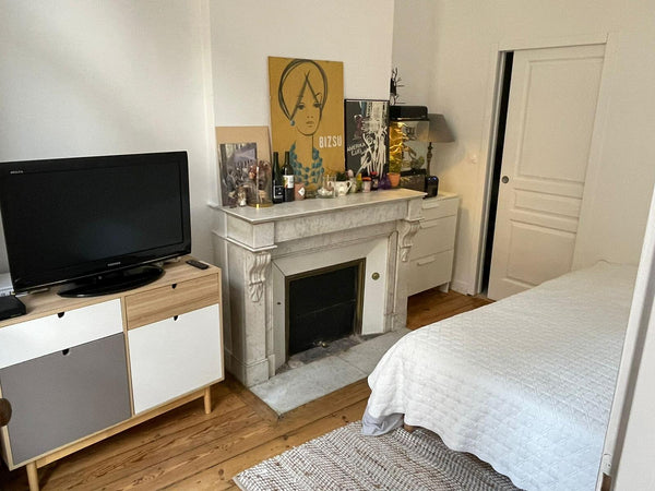 Our apartment is situated on the 1st floor of a historic 18th century building,  Bordeaux, France Lovely bedroom with ensuite bathroom - female only Private room in rental unit vacation rental 749269973592834285