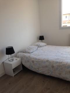 Chambre blanche spacieuse et confortable. Gradignan, France Chambre blanche privée confortable Private room in townhouse vacation rental 18289357