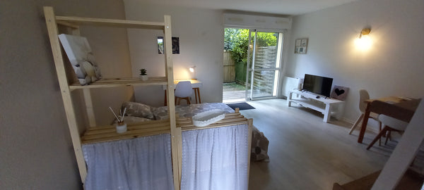 Joli studio de 30 m2 avec jardinet ombragé et au calme, et place dans parking sé Pessac, France Grand studio coquet avec jardinet à Pessac centre Entire rental unit vacation rental 612728266473597033