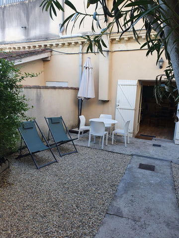 Situé sur la commune de Floirac,  rive droite de Bordeaux,  je vous propose cet  Floirac, France proche de Bordeaux  avec jardinet Entire rental unit vacation rental 45475192