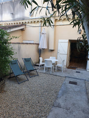 Situé sur la commune de Floirac,  rive droite de Bordeaux,  je vous propose cet  Floirac, France proche de Bordeaux  avec jardinet Entire rental unit vacation rental 45475192