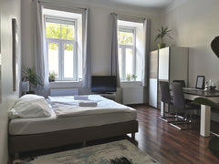 Wunderschöne Wohnung direkt am Donaukanal und an der U-Bahn-Station (Linie U4) "  Zentraler Donaukanaltraum Entire rental unit vacation rental 44285975