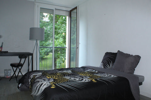 Chambre pour deux personnes, dans notre appartement située à 5 minutes à pied de Pessac, France Chambre pour deux personnes dans appartement Private room in rental unit vacation rental 52470762