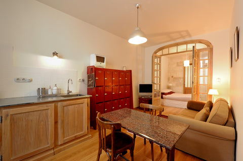 Cosy apartment located in Saint-Seurin, a charming and quiet 19th century - styl Bordeaux, France Cosy studio center of Bordeaux Entire rental unit vacation rental 344869