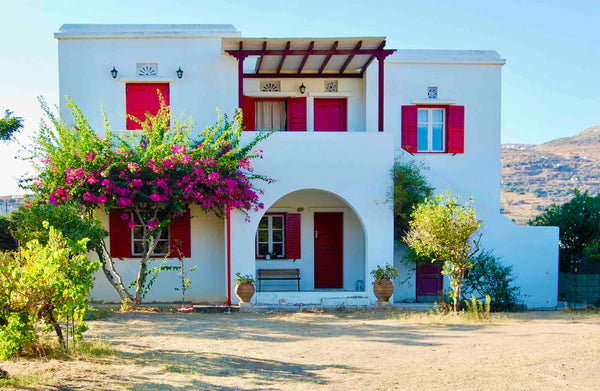 Stand alone traditional Cycladic house, 1st floor, 100 sq.m. AC in both bedrooms  Τα Κόκκινα Παράθυρα-Red Windows Cycladic home vacation rental 38118466