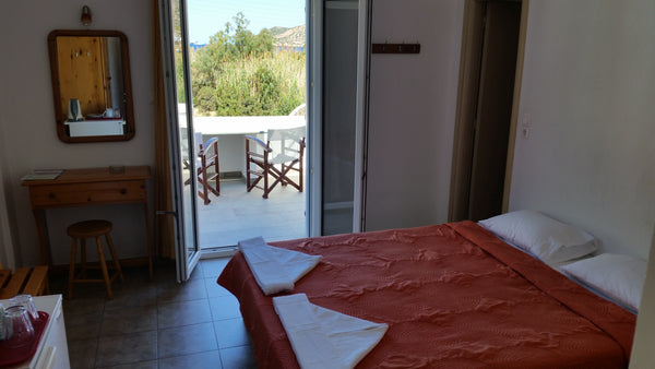Nos chambres sont situées  a 50 metres de la magnifique plage de Kamares. Le por Greece Double room 50 meters from a beautiful beach !.. Entire rental unit vacation rental 24775196