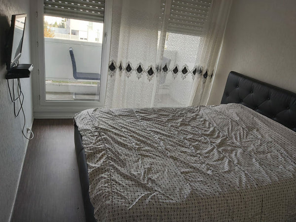 chambre privée dans un longtemps appartement avec moi  la douche et les toilette Bordeaux, France Bordeaux0770302074lormont Private room in condo vacation rental 52126796